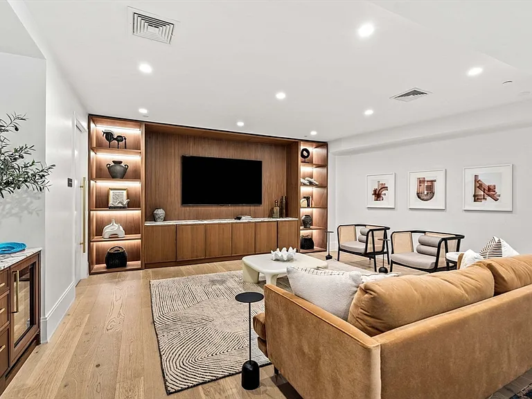 100 Linden St #203 — Photo 34