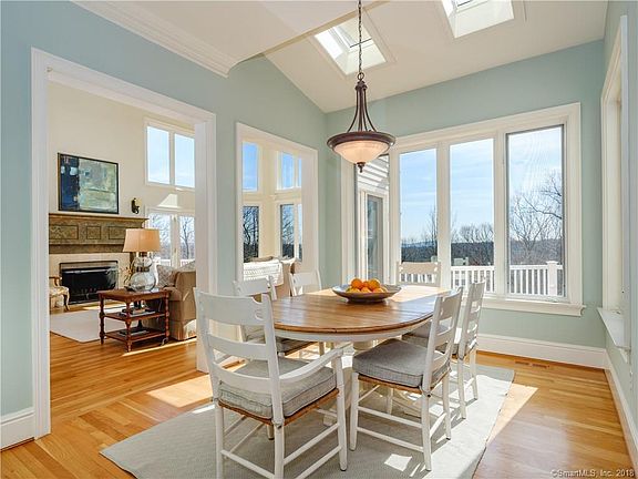 3rd image of 25 Garnet Hill Ln