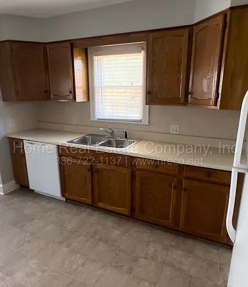 1009 Knollwood St — Photo 3