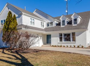 2873 Whispering Oaks Dr, Buffalo Grove, IL 60089
