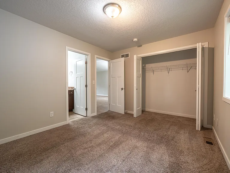 311 E Diehl Ave — Photo 6