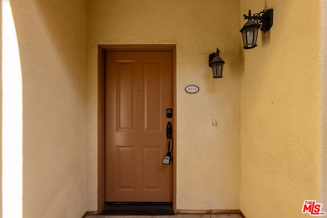 3 bed, 2.5 bath, 1860 sqft, $6,800 — Photo 4