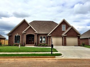 102 Rhett Dr, Muscle Shoals, AL 35661