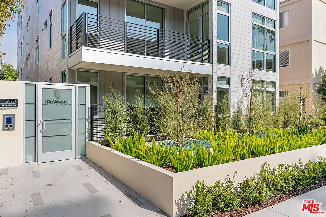 2 bed, 3.0 bath, 1446 sqft, $11,500 — Photo 2