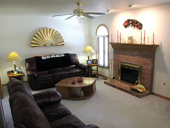 family room w/fireplace