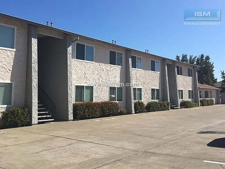 Lake Boulevard Apartment Homes — Photo 1