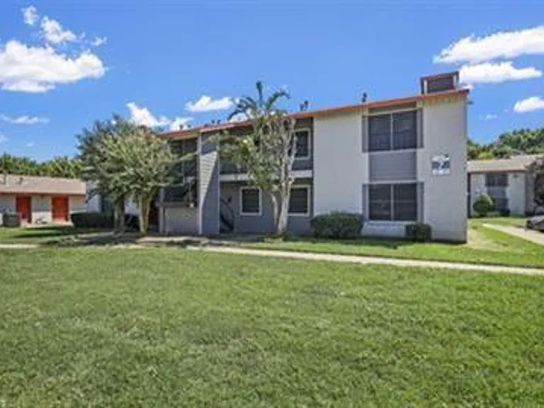 Ennis Place Apartments: Leasing Specials! Great location & Upgrades! — Photo 26