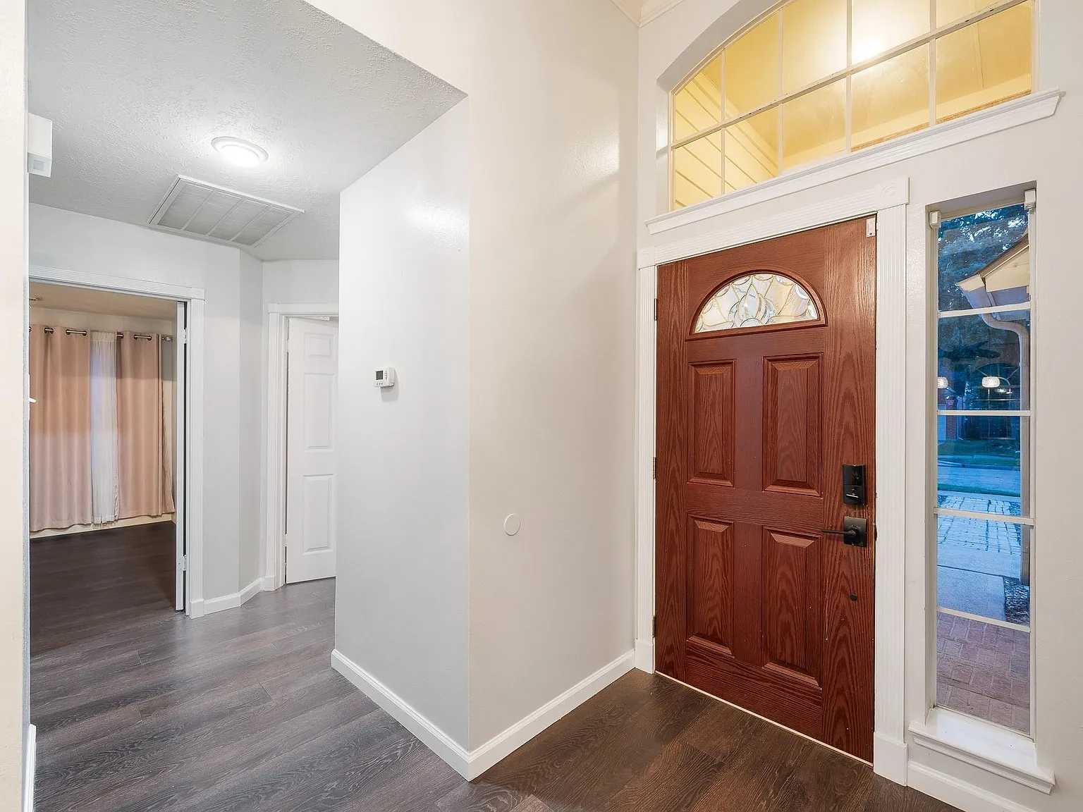 4 bed, 2.0 bath, 2055 sqft, $2,700 — Photo 4