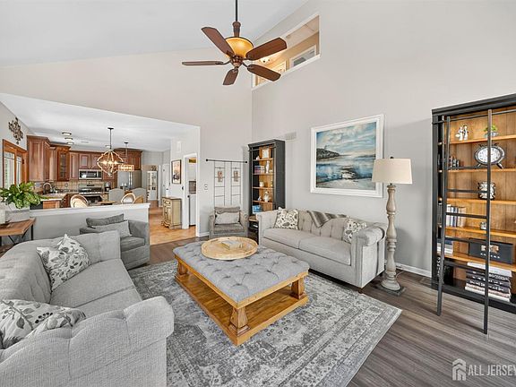 4th image of 9 Summerfield Dr