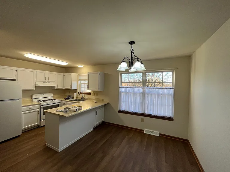 1004 Rebecca St — Photo 6