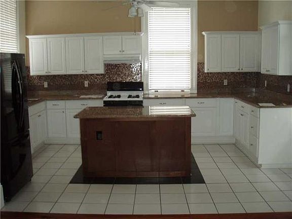 3rd image of 815 Spain St