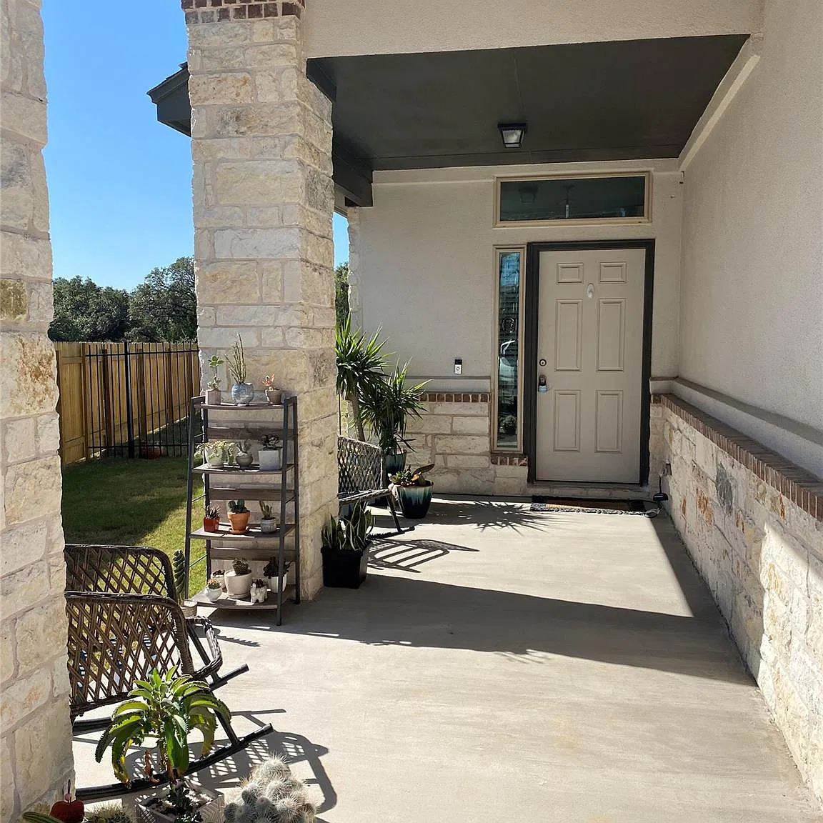 3 bed, 2.0 bath, 1367 sqft, $2,250 — Photo 3