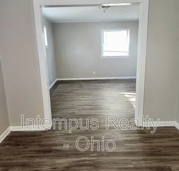 3925 Irwin Ave — Photo 4