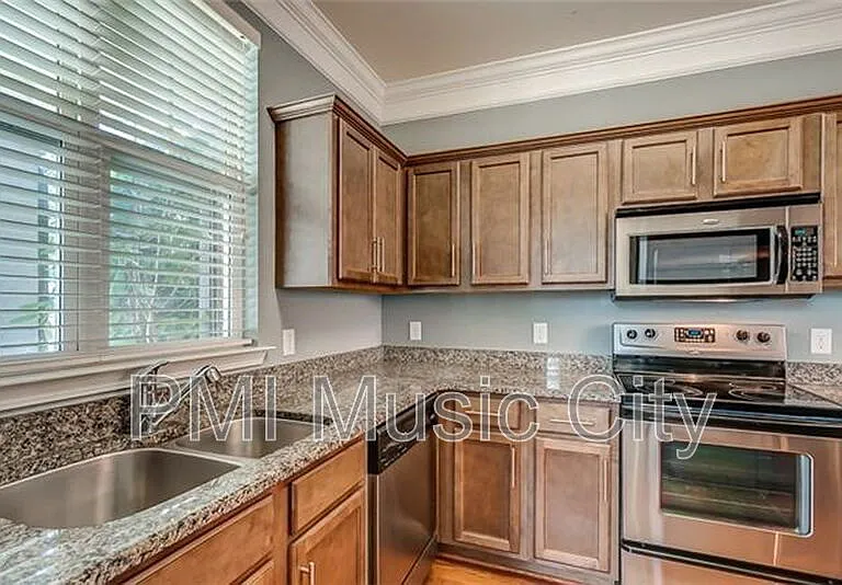 2324 Knowles Ave — Photo 2