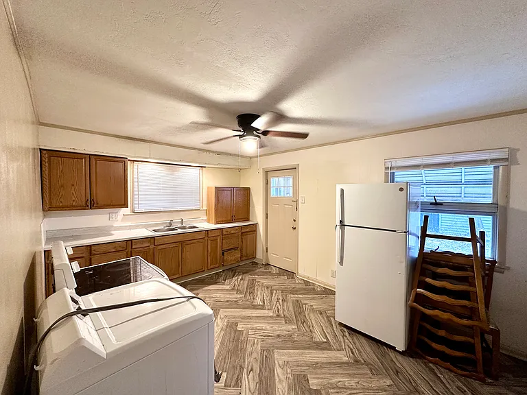 115 E Home St — Photo 1