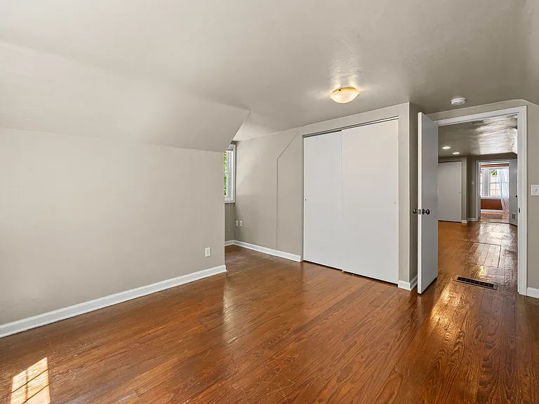 2260 N River Rd — Photo 19