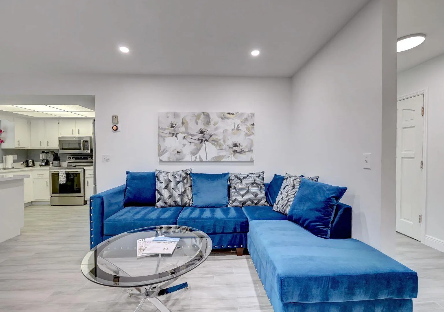 3 bed, 2.0 bath, 2022 sqft, $2,600 — Photo 4