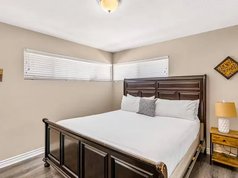 1516 W Brande Ave — Photo 4