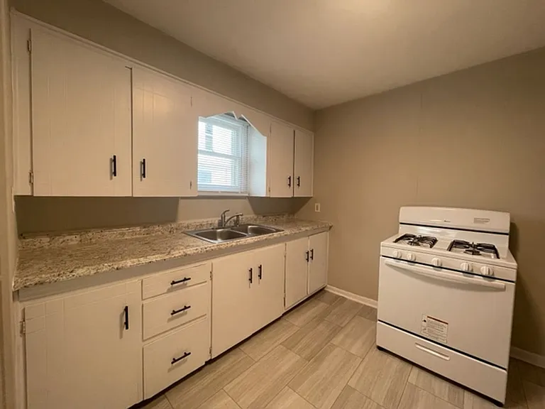 1021 N Sherman Ave — Photo 5