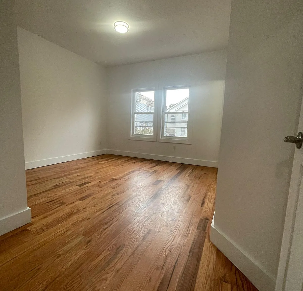 3 bed, 1000 sqft, $2,050 — Photo 3