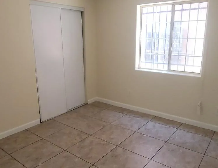 10406 Wilmington Ave — Photo 5