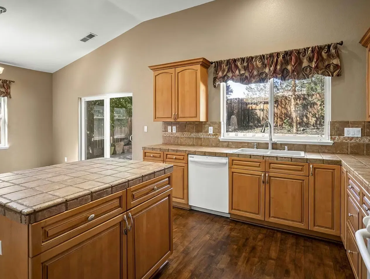4 bed, 1807 sqft, $2,500 — Photo 4
