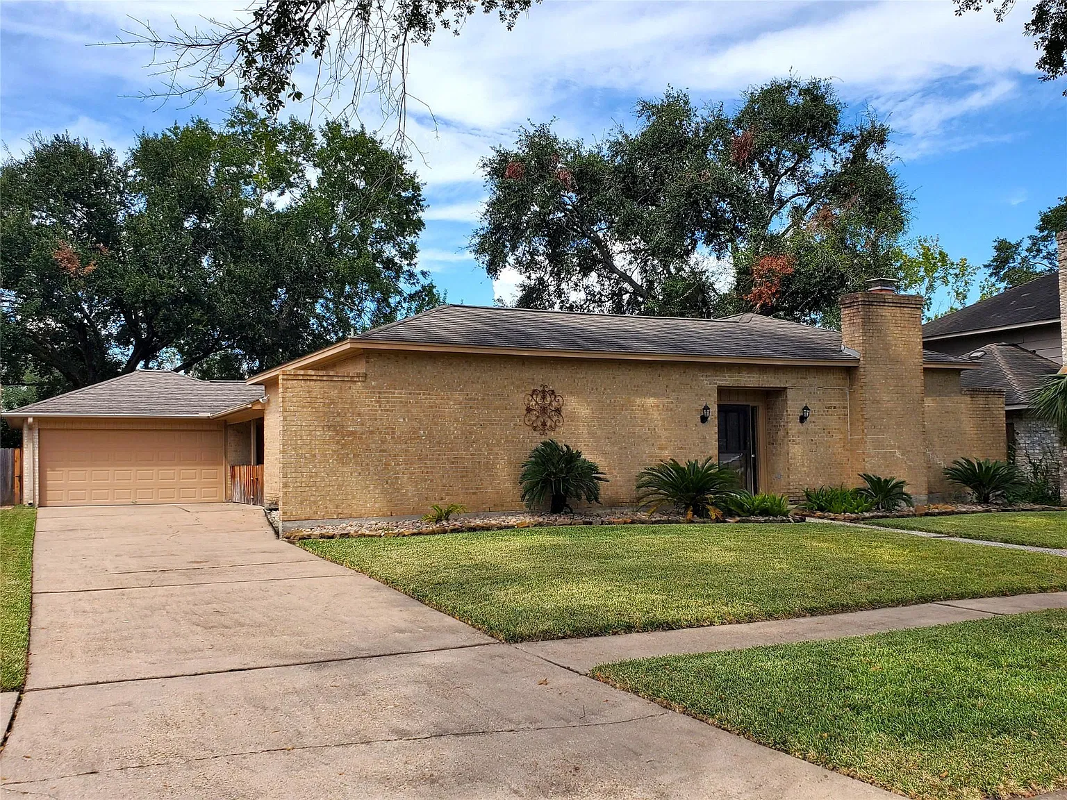 4 bed, 2.0 bath, 2482 sqft, $2,675 — Photo 2