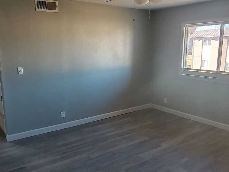 Crossroads Villa Apartments — Photo 43