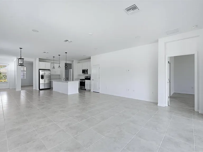 8113 Sternway Rd — Photo 6