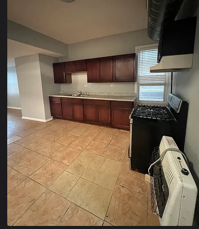 1241 N Ashland Ave — Photo 2