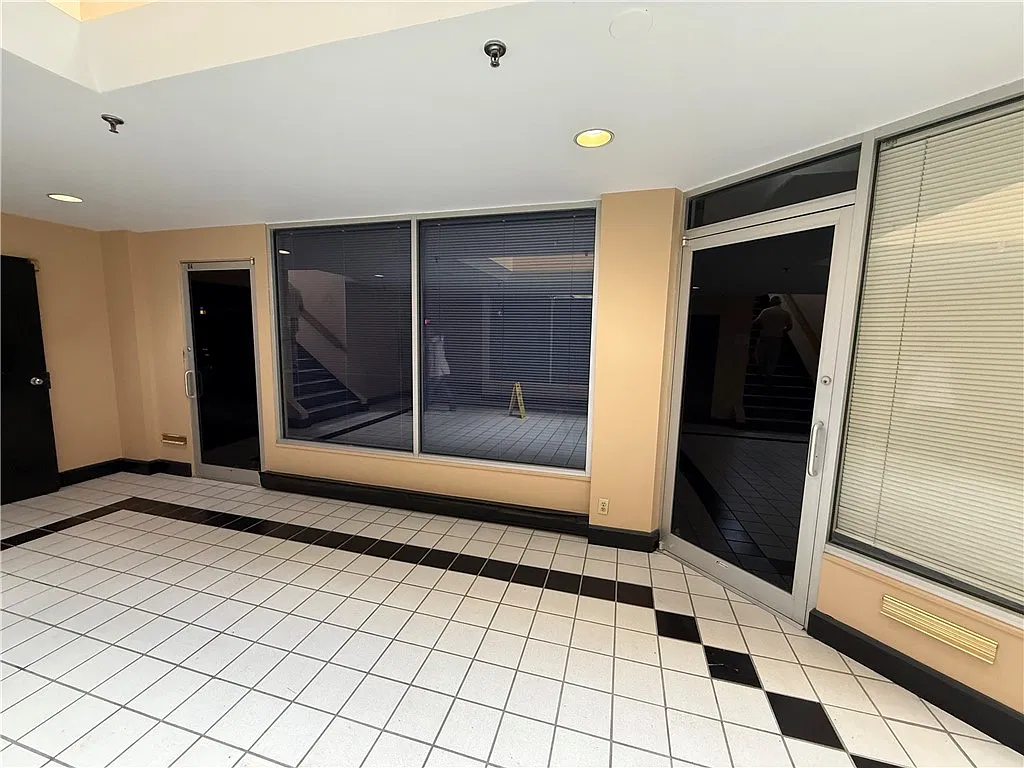 Studio, 882 sqft — Photo 2