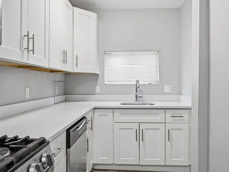 827 Hinnerman St — Photo 1