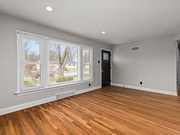 5th image of 110 Birchwood Dr