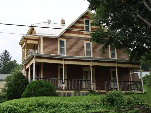 718 E Main St, Reynoldsville, PA 15851