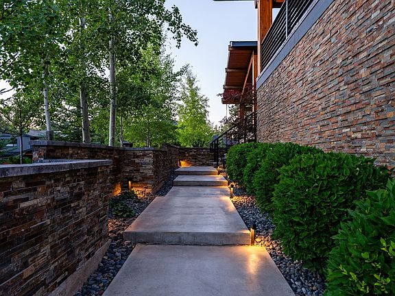 5th image of 19077 Mount McLoughlin Ln
