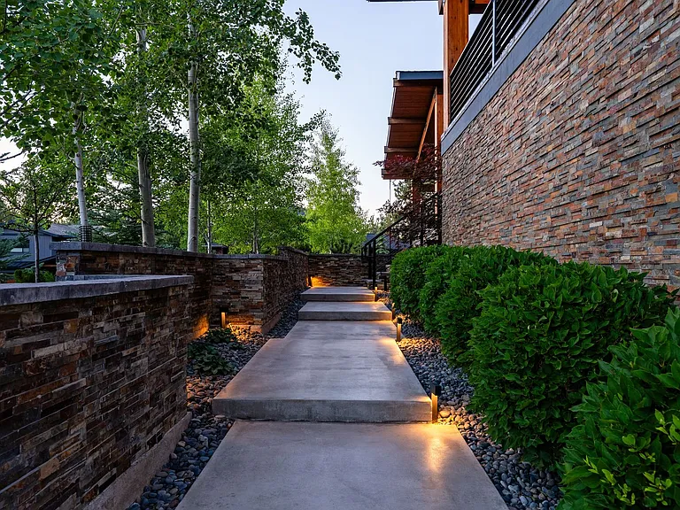 19077 Mount McLoughlin Ln — Photo 5
