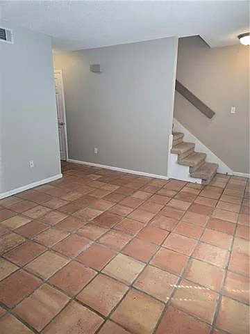 2 bed, 1.5 bath, 1000 sqft, $1,300 — Photo 4