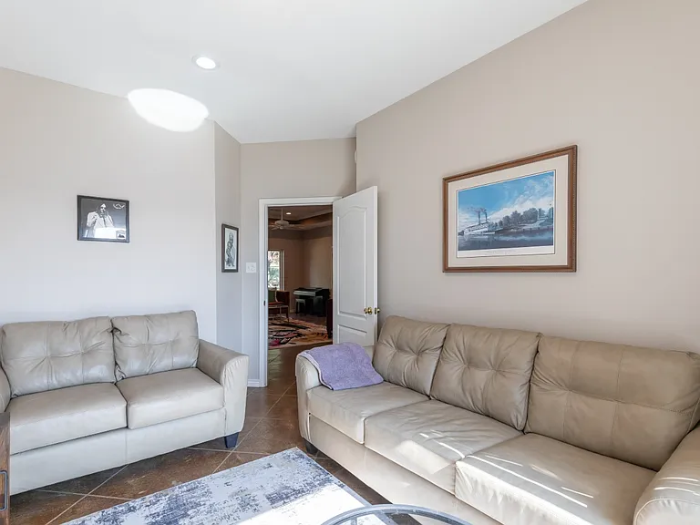 364 Alexandra Dr — Photo 5