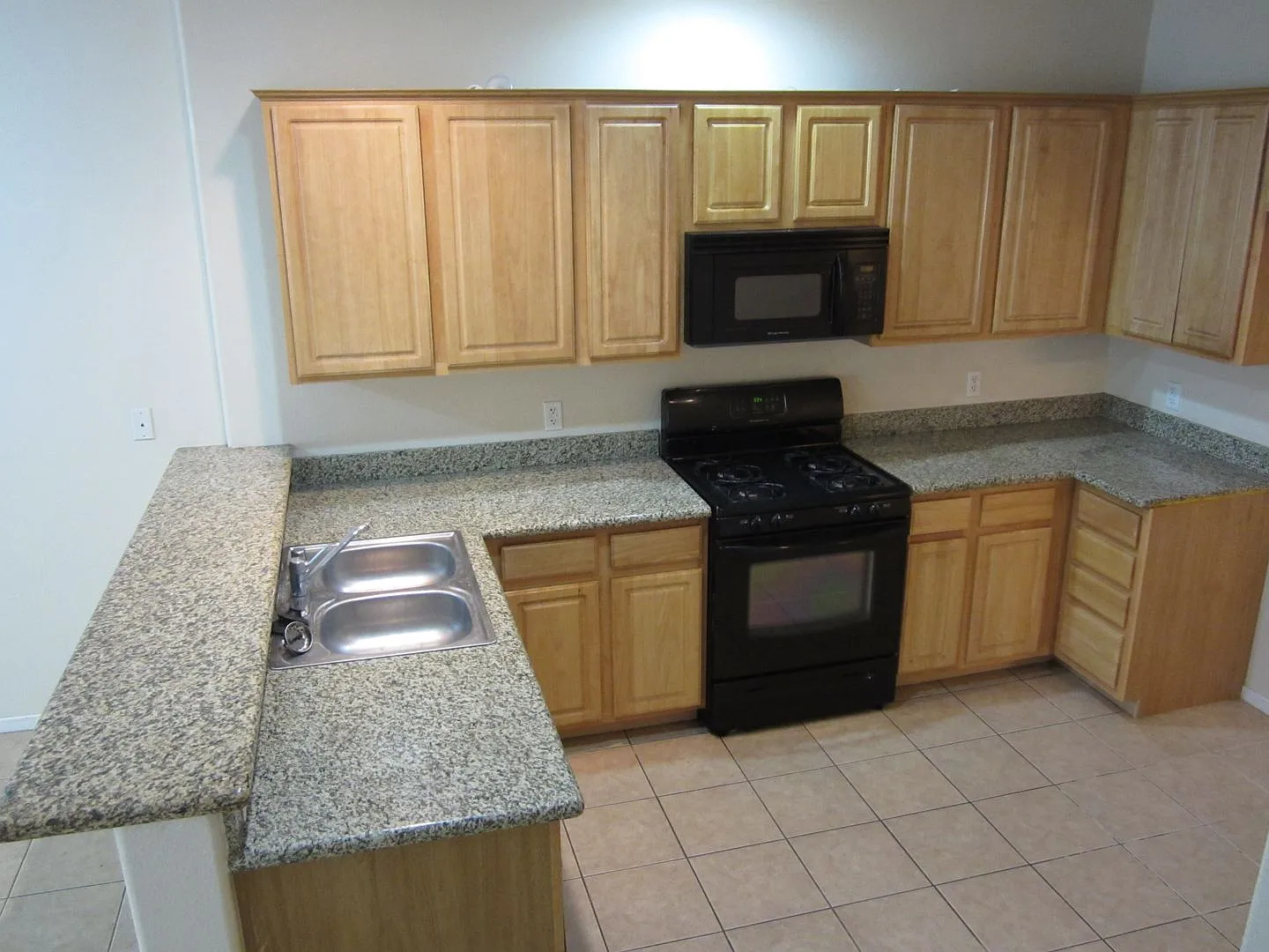 Luxury 2 Bedroom Townhome! 2 car Garage! — Photo 3