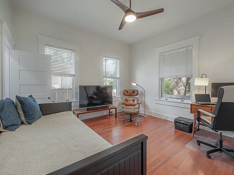 Flexible second bedroom, ideal as a guest room, office, or reading space.