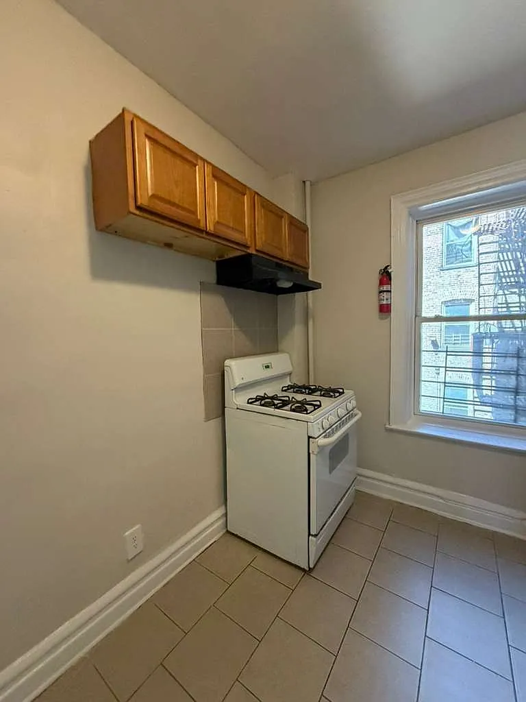Building Photo - 323 Park Ave #5