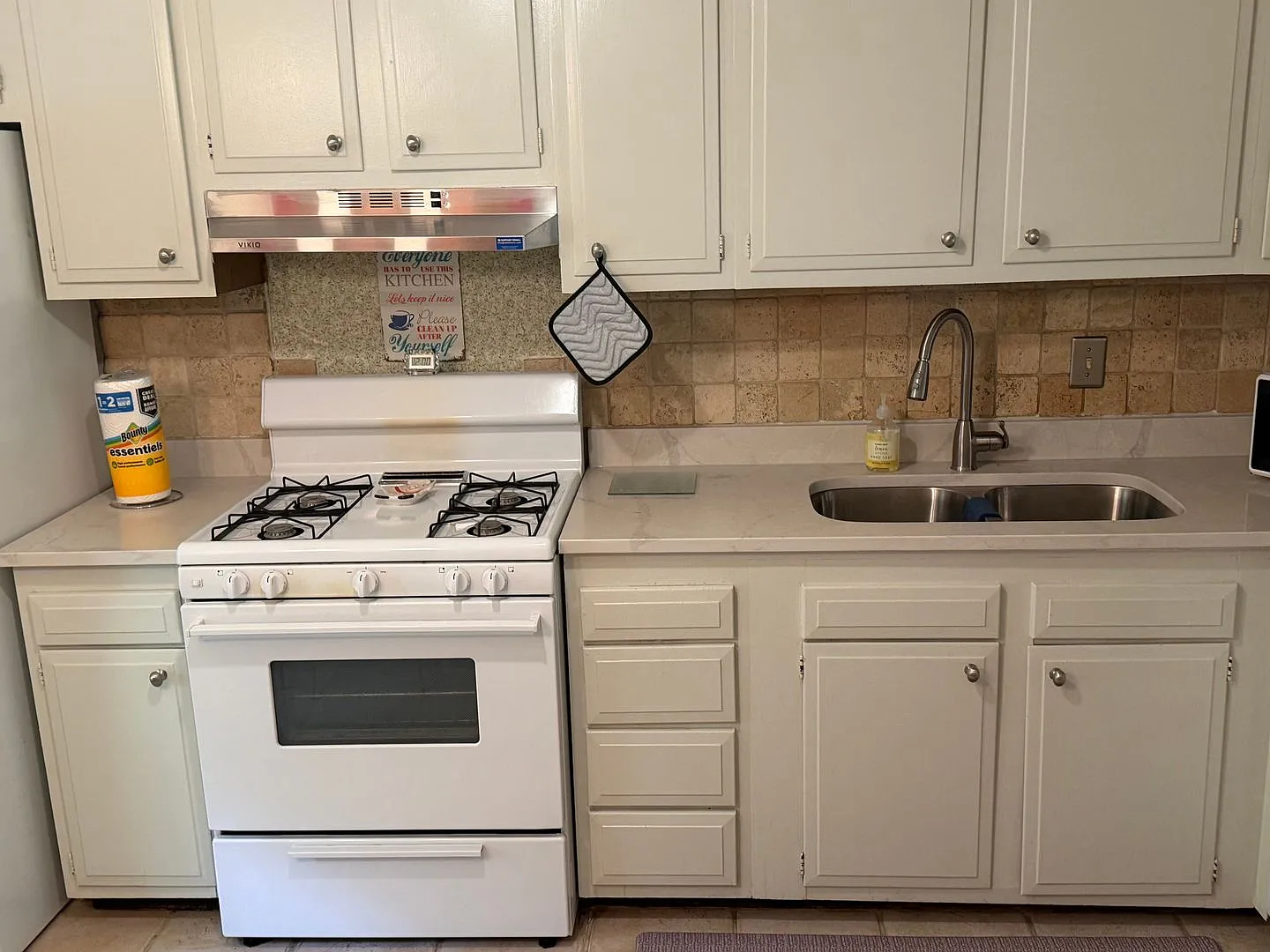 Spacious Townhome — Photo 3