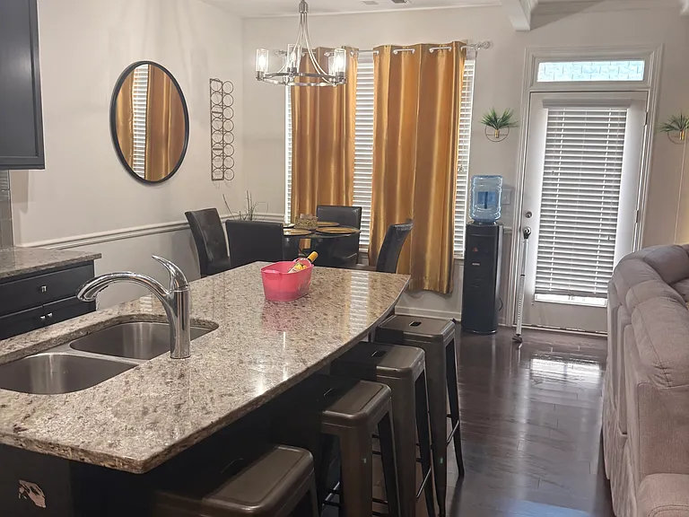 2724 SW Kemp Ct — Photo 2