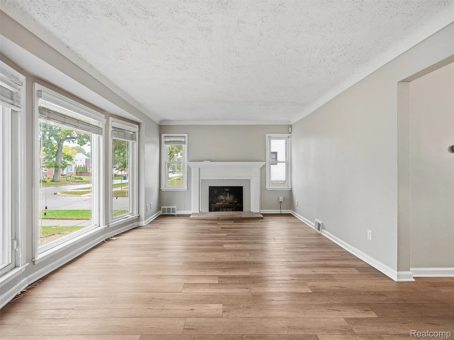 3 bed, 2.0 bath, 1799 sqft, $3,000 — Photo 4