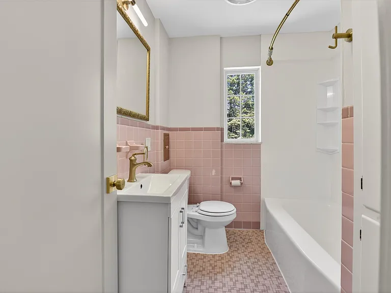Shared Full Bathroom