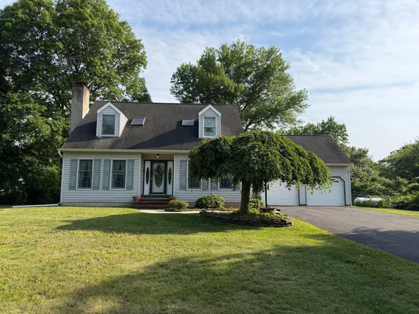 8 Edwards Dr, Wrightstown, NJ 08562