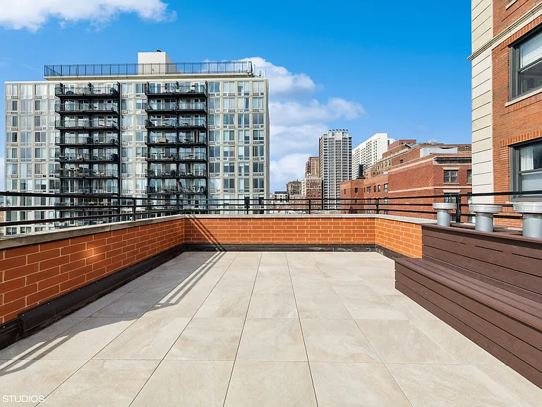 441 W Briar Pl #1 — Photo 22