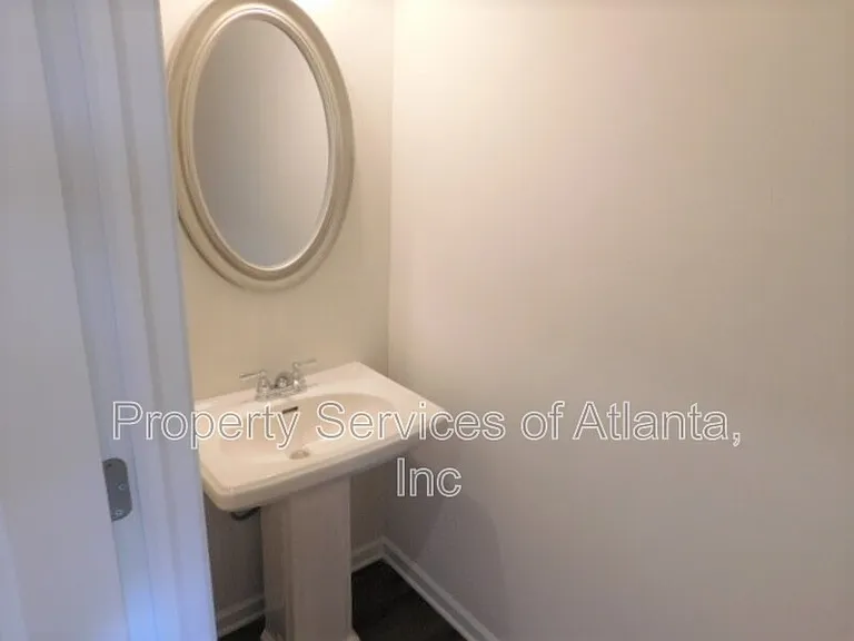 523 Ryan Ct — Photo 4