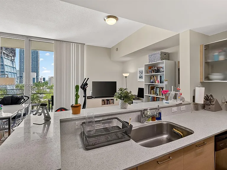 350 NE 24th St #609 — Photo 11