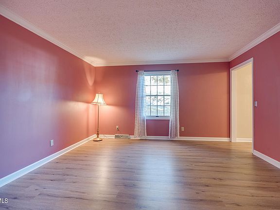 5th image of 1615 Strawberry Ln